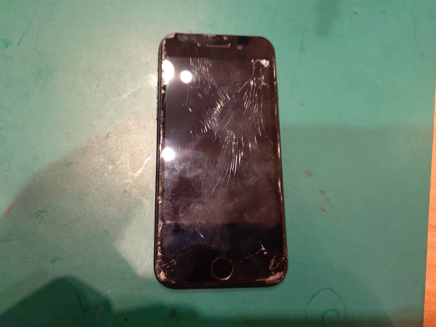 【恵比寿よりご来店】iPhoneSE2のガラス割れ修理をご依頼いただきました！